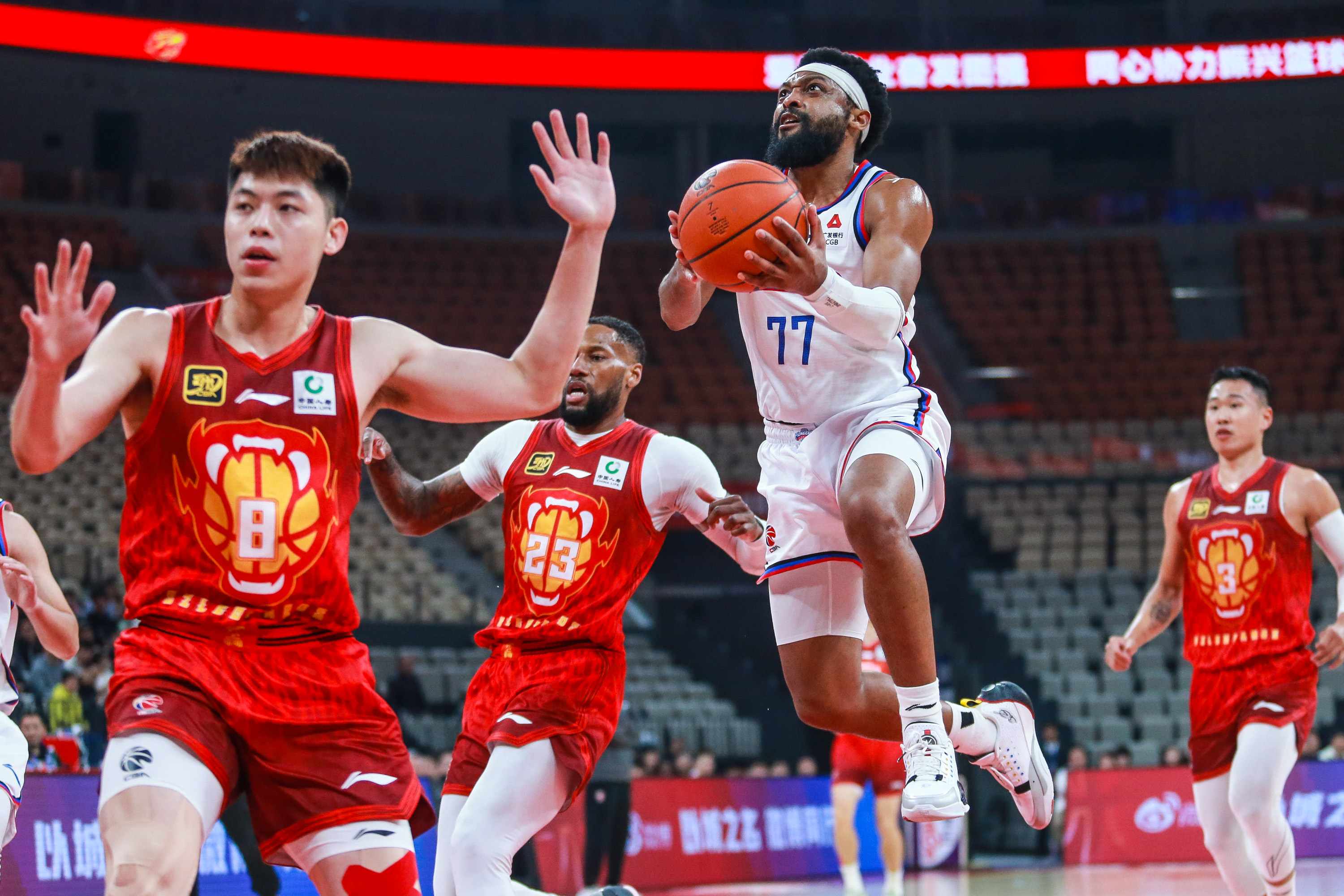 奇异果体育- 清晨CBA常规赛焦点战，法兰克福复出首秀，质疑声仍在，阵容厚度经受考验